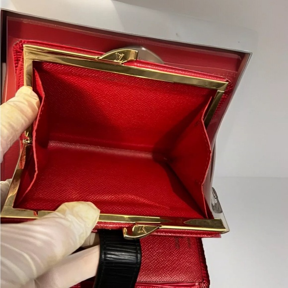 Authentic Louis Vuitton Epi Kiss Lock Wallet - Picture 7 of 12